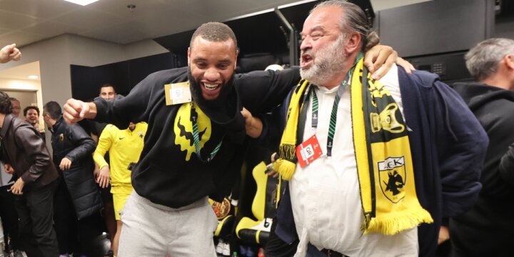 «Έρχονται Χριστούγεννα πρόεδρε»: Πάρτι στα αποδυτήρια της ΑΕΚ και πριμ-μαμούθ (vid)