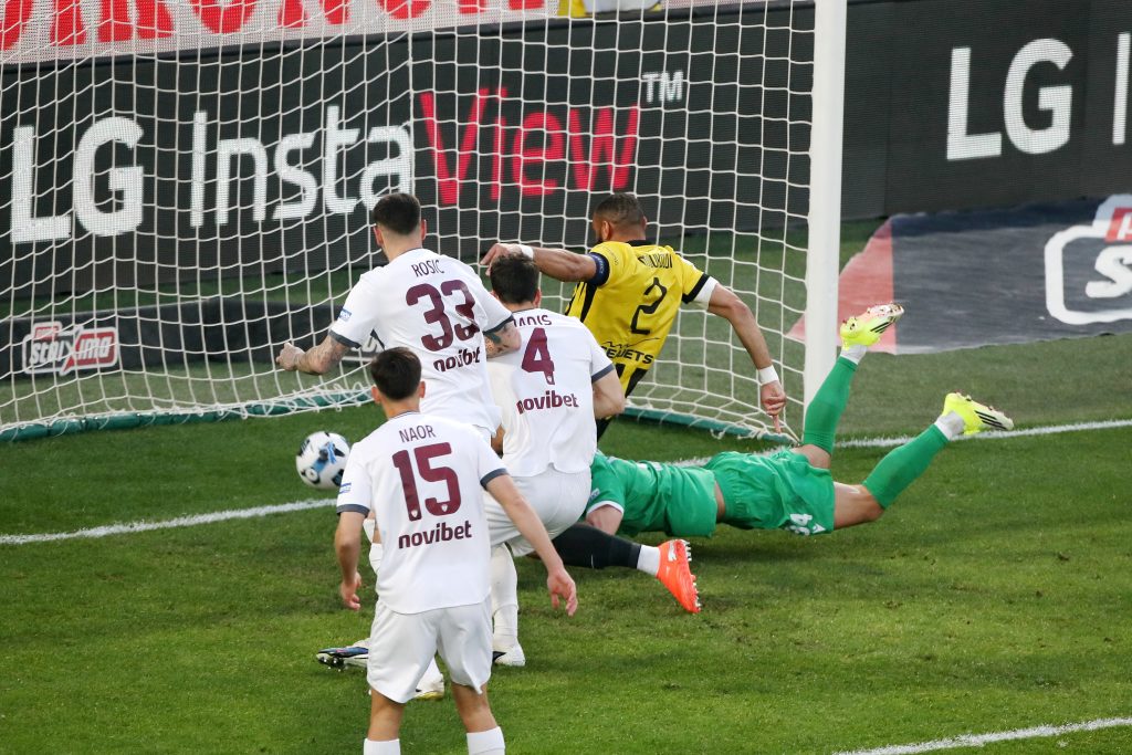 Ο Μουκουντί έκανε την δουλειά για την ΑΕΚ που επέστρεψε στα “τρίποντα”