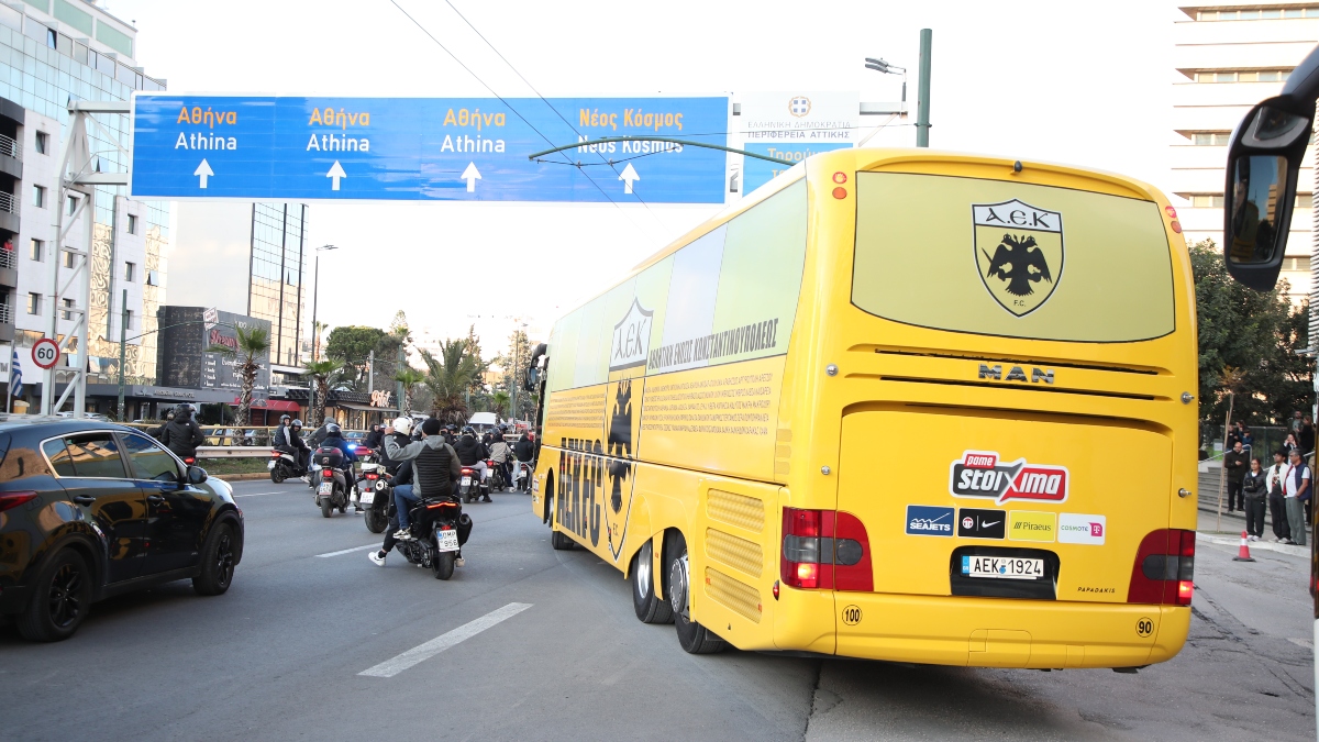 Οι φίλοι της ΑΕΚ συνόδευσαν την αποστολή της ομάδας μέχρι το Φάληρο