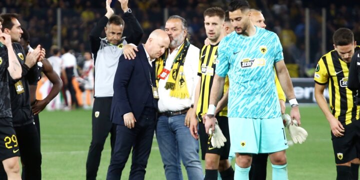 Στον αγωνιστικό χώρο ο Μάριος Ηλιόπουλος για να εμψυχώσει τους παίκτες