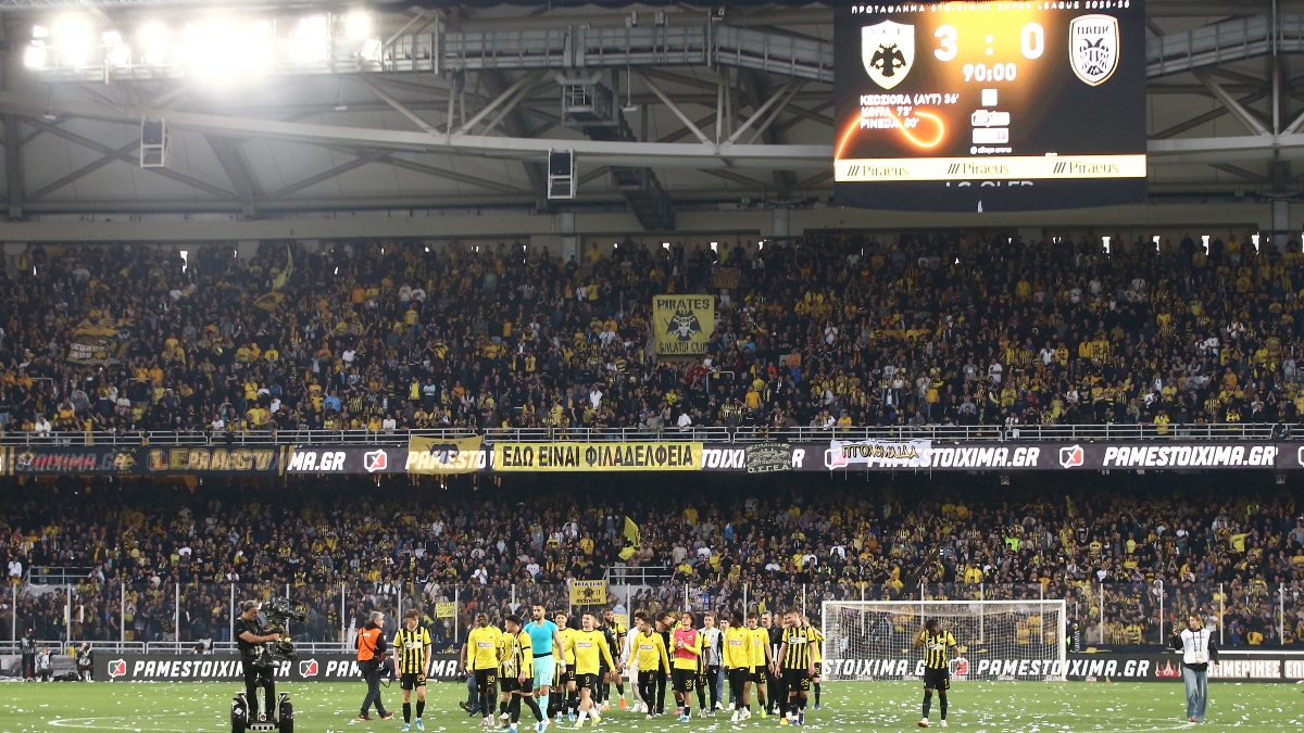 Παίκτες Ηλιόπουλος και κόσμος πανηγύρισαν την μεγάλη νίκη της ΑΕΚ επί του ΠΑΟΚ (pictures)