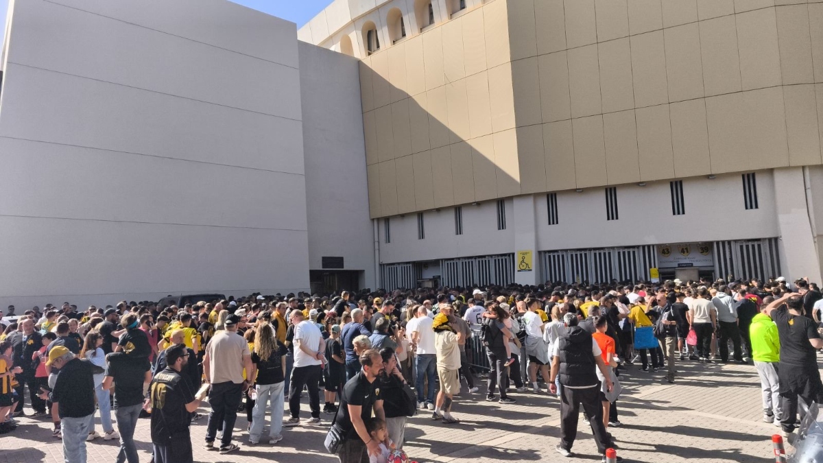 Χαμός στη Νέα Φιλαδέλφεια πριν την προπόνηση της ΑΕΚ ενόψει Παναθηναϊκού (videos)
