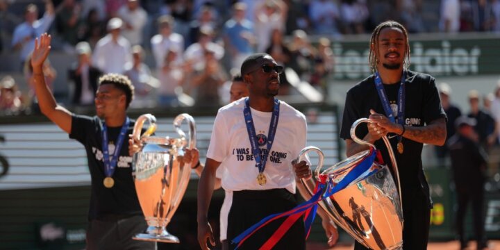 Οι παίκτες της Παρί πανηγύρισαν τα δύο Champions League με το κοινό του Roland Garros (video)
