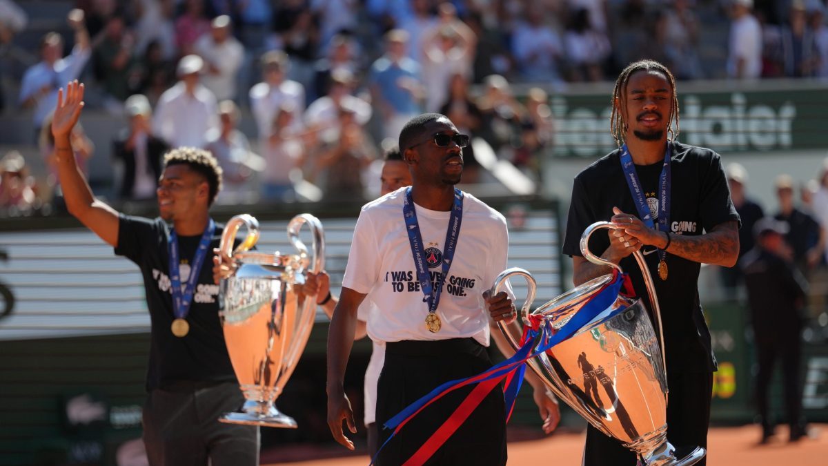 Οι παίκτες της Παρί πανηγύρισαν τα δύο Champions League με το κοινό του Roland Garros (video)